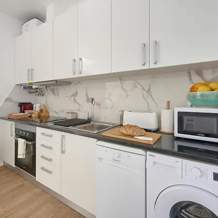 Apartment Big Group Haven, Sleeps 28, By Timecooler *