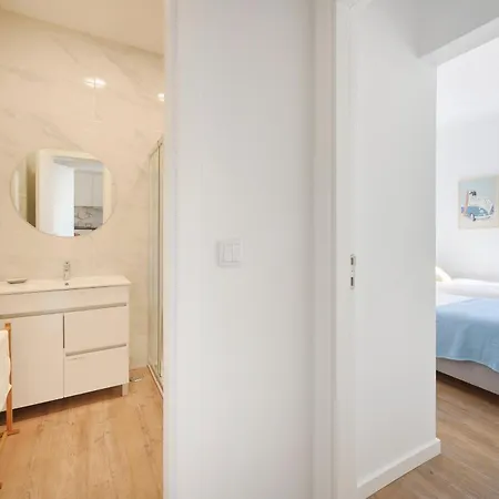Big Group Haven, Sleeps 28, By Timecooler Apartment
