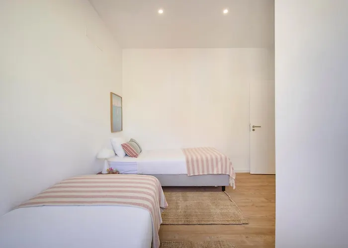 Big Group Haven, Sleeps 28, By Timecooler Costa de Caparica