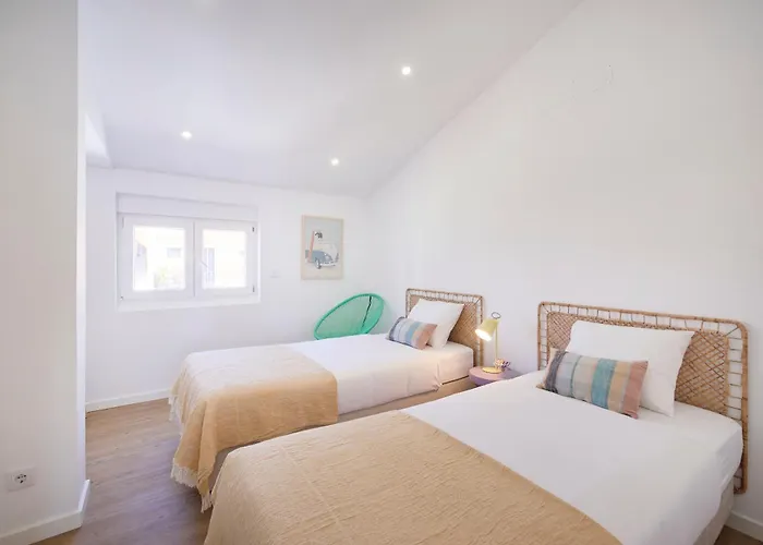 Big Group Haven, Sleeps 28, By Timecooler Costa de Caparica